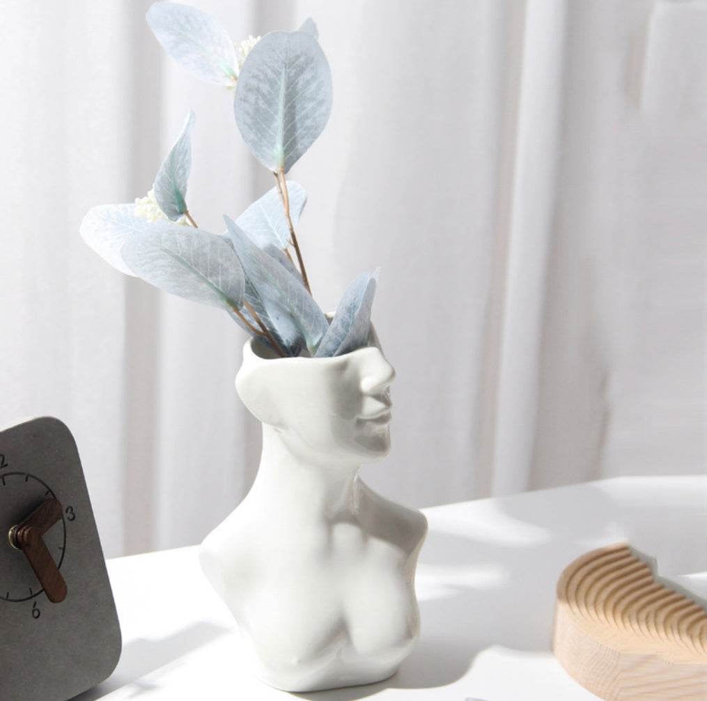 Minimal Statues - Stuff Hunt